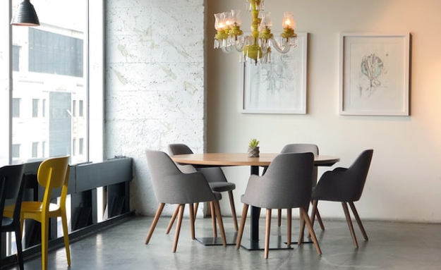 Comedor con mesa y sillas junto a una gran ventana