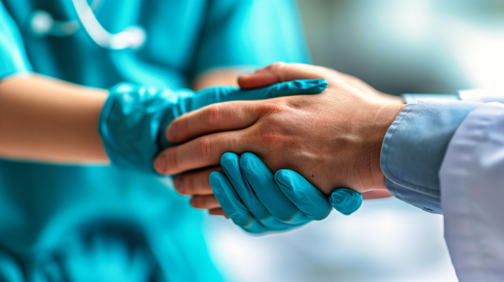 Apretón de manos con guantes sanitarios