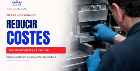 Operario de Industrias Mical ajustando un utillaje industrial para optimizar el proceso sin comprometer la calidad