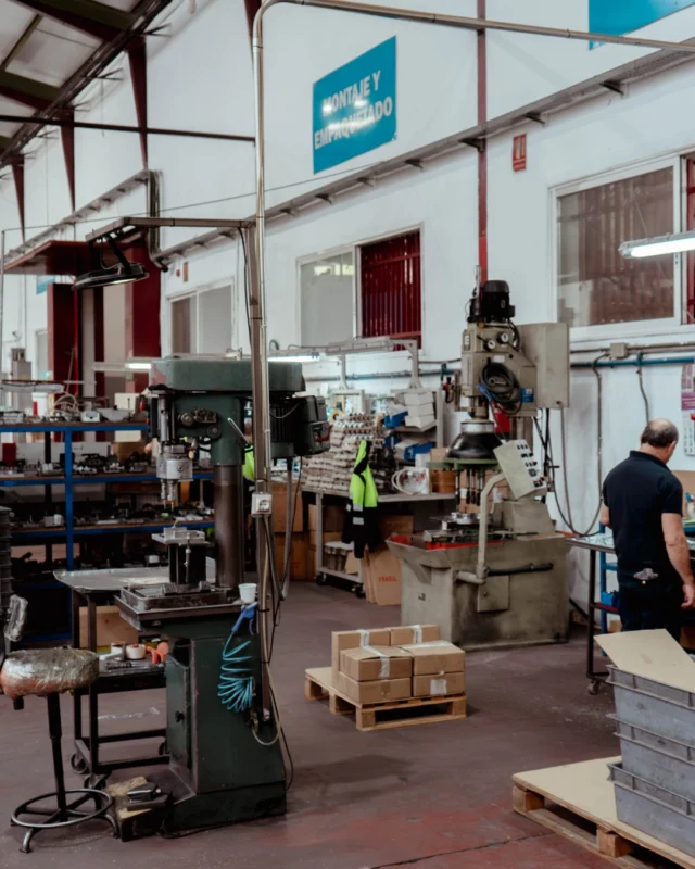 ¿Qué hay detrás de un departamento de matricería? Mucho más de lo que se ve a simple vista. 🧩⚙️

Cada día comienza con el análisis de nuevos proyectos, revisando diseños y definiendo cómo se fabricarán los utillajes que darán forma a las piezas. Precisión, planificación y experiencia son clave en cada decisión.

Durante el proceso, se trabaja en la fabricación y ajuste de matrices, asegurando que cada detalle cumpla con los requisitos técnicos y permita una producción eficiente y repetible.

En Industrias Mical, la matricería es una pieza fundamental dentro del proceso productivo, ya que de ella depende gran parte de la calidad, precisión y rendimiento final de cada pieza fabricada.

Porque detrás de cada gran producción, hay un trabajo previo que marca la diferencia. 🤝

#Matriceria #Industria #Ingenieria #IndustriasMical