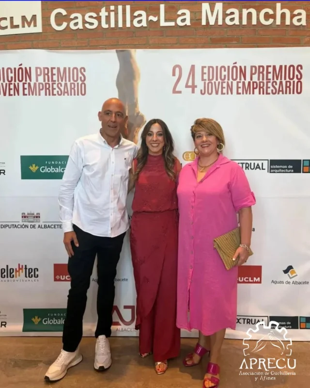 El pasado 24 de septiembre, Miguel Caulín, secretario de APRECU, asistió en representación de la Asociación Provincial de Empresarios de Cuchillería y Afines a la XXIV edición de los Premios Joven Empresario de @ajealbacete. 👏

Una cita que pone en valor el esfuerzo 💪, la iniciativa y la dedicación de quienes apuestan por transformar sus ideas 💡 en proyectos empresariales y contribuir al crecimiento del tejido empresarial de nuestra provincia.

Miguel compartió este encuentro junto a María Pilar Jiménez, presidenta de @asociacion.cuchilleria, acompañando a empresarios, finalistas y premiados en una noche dedicada al talento y al emprendimiento albaceteño.

Desde APRECU queremos felicitar a todos los galardonados y finalistas por su trayectoria, esfuerzo y compromiso, y agradecer a @sandra_esparcia_g y @ajealbacete la organización de una nueva edición de estos premios.

¡Enhorabuena a todos! 👏✨

#APRECU #Cuchillería #Albacete #PremiosJovenEmpresario #AJEAlbacete #Empresas #Emprendimiento
